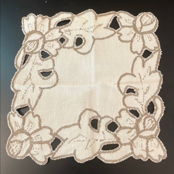 Vintage Linen Doilie - Picture 1 of 2